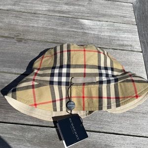 Burberry bucket hat with tags size Xl
